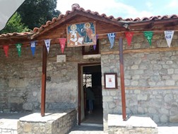 Πανηγυρίζει το παρεκκλήσιο του Αγίου Παντελεήμονα στα Τρίκαλα 
