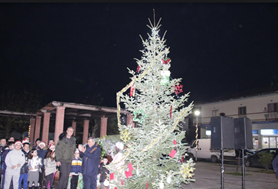 Φωταγωγήθηκε το Χριστουγεννιάτικο δέντρο στην Φήκη