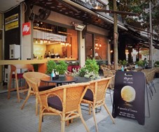 Deux amis: Καλοκαιράκι με απολαυστικό καφέ στο καλύτερο σημείο της πόλης 