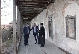 Αυτοψία στην Ιερά Μονή Αγίου Βησσαρίωνος - Ρωγμές σε τμήμα τοίχου 
