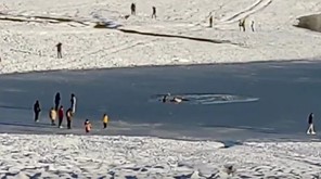 Έσπασε ο πάγος στη λίμνη Πλαστήρα – Επισκέπτες βρέθηκαν να κολυμπούν στο νερό (video)