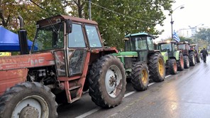 Oι αγρότες αποσύρουν τα τρακτέρ από το μπλόκο της Νίκαιας 