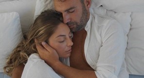 Ο Τρικαλινός Λάμπρος Χούτος παντρεύεται και πρωταγωνιστεί στο video clip της αγαπημένης του 