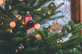 Το απόγευμα το άναμμα του Χριστουγεννιάτικου δέντρου στην Καλαμπάκα 