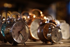 Αλλαγή ώρας: Τι συνιστά η Αμερικανική Ακαδημία Ιατρικής Ύπνου