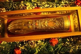 Τρίκαλα: Υποδοχή της δεξιάς χειρός του Αγίου Νεκταρίου στον Ι.Ν. Αγίου Νεκταρίου 
