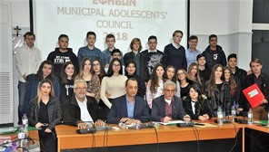 27 έφηβοι μαθητές στα έδρανα του δημοτικού συμβουλίου Φαρκαδόνας 