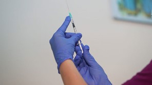 678 άτομα έχουν λάβει την πρώτη δόση του εμβολίου στα Τρίκαλα