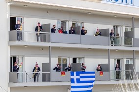  Από τα μπαλκόνια ξενοδοχείου η Φιλαρμονική παιάνισε εμβατήρια της επετείου (Βίντεο)