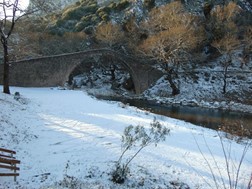 Εικόνες από το χιονισμένο τοπίο στην Τοξωτή Γέφυρα Πύλης