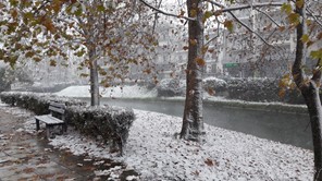 Σε εξέλιξη το νέο κύμα κακοκαιρίας - Χιονίζει και μέσα στην πόλη των Τρικάλων 