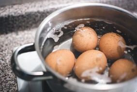 Πάσχα: Πόση ώρα χρειάζεται για να βράσουν τα αυγά - Τα λεπτά για το βάψιμο