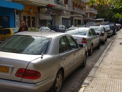 Διέρρηξαν τρία ταξί σε Καλαμπάκα και Καστράκι