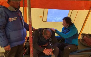 Η διάσωση τραυματία ορειβάτη στο Εβερεστ από τον Τρικαλινό γιατρό Γιώργο Τσιάνο