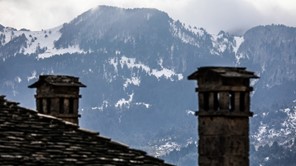 Πυκνή χιονόπτωση στα ορεινά των Τρικάλων - Πού χρειάζονται αλυσίδες