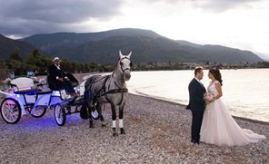 Κωνσταντίνος Χύτας - Μαρία Πετρούτσου: Ένας μαγευτικός γάμος δίπλα στη θάλασσα 