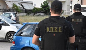 Τρίκαλα: Tρεις συλλήψεις για κλοπή εξάτμισης κατασχεμένου αυτοκινήτου