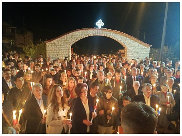 Πλήθος πιστών στην Ανάσταση στον Άγιο Γεώργιο Αμπελακίων (Εικόνες)