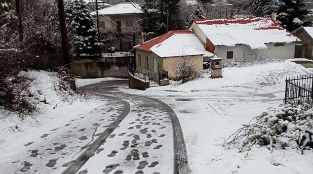 Τρίκαλα: Χιόνια και πτώσεις βράχων στα ορεινά - Επί ποδός 15 μηχανήματα της ΠΕ