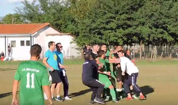  Πλακώθηκαν στο ξύλο ποδοσφαιριστές σε αγώνα τοπικής κατηγορίας (VIDEO)
