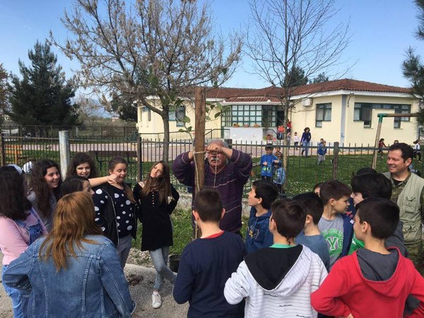 Φυτεύτηκαν 50 δένδρα στο σχολείο Αμπελακίων 