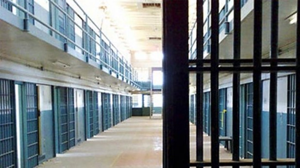 Βαρυποινίτης επιτέθηκε με μαχαίρι στον Αρχιφύλακα των φυλακών Τρικάλων