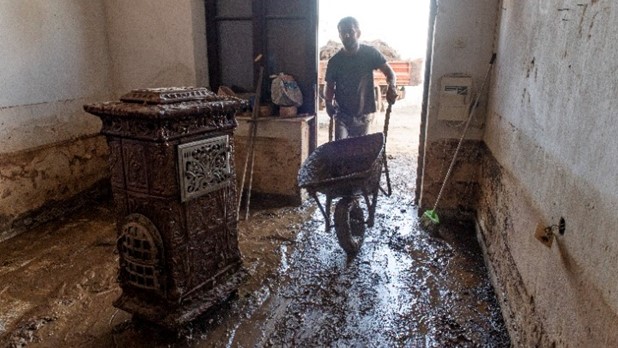 Τρίκαλα: Μάχη με τη λάσπη και το χρόνο δίνουν οι κάτοικοι των πληγεισών περιοχών