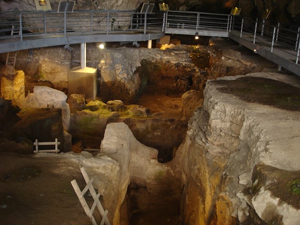 Πρόσληψη αρχαιολόγου για το σπήλαιο της Θεόπετρας 